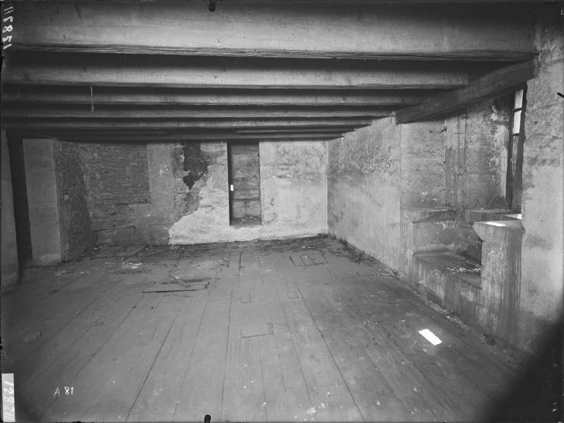 Fouille de Cluny, tour du Moulin, étage intermédiaire