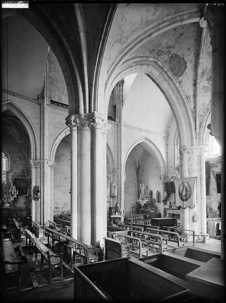 Intérieur du bas-côté et nef, vue diagonale