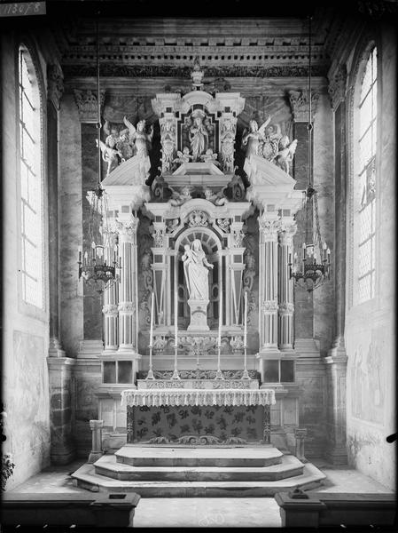 Retable dans la chapelle latérale sud