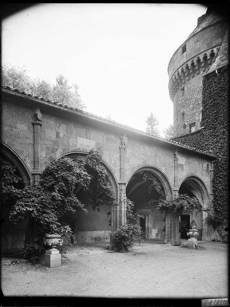 Cour d'honneur, galerie