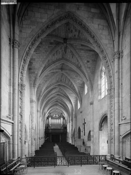 Intérieur de la nef prise du choeur