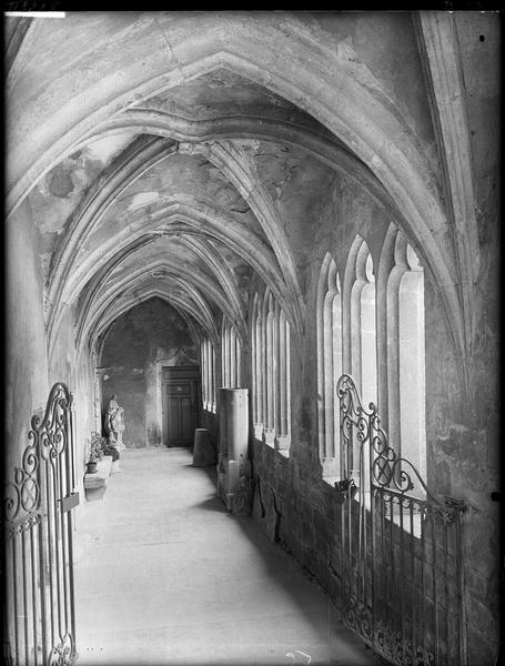 Intérieur de la galerie du cloître