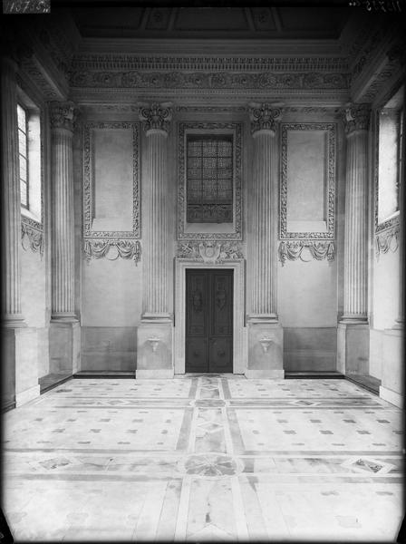 Intérieur de la chapelle, revers de la façade