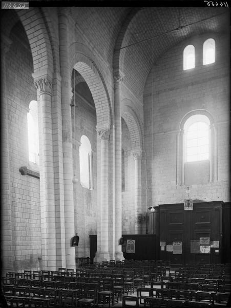 Intérieur, premières travées de la nef, côté sud