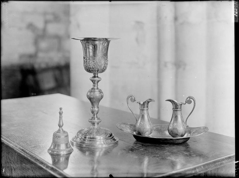 Calice et patène, sonnette, plateau et burettes en vermeil dans la  chapelle