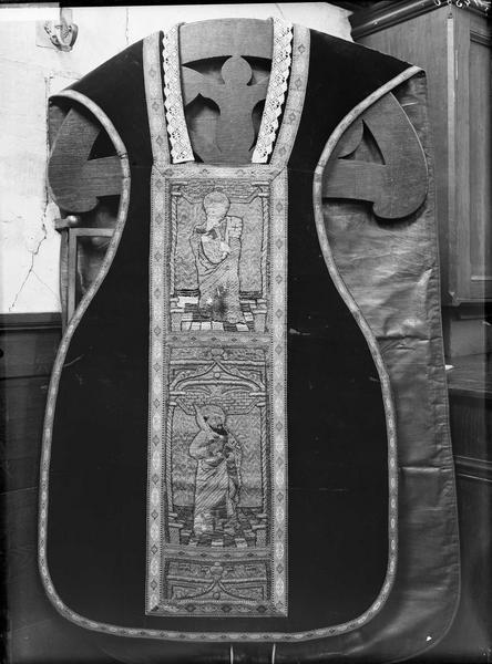 Chasuble en velours cramoisi moderne à orfrois historiés