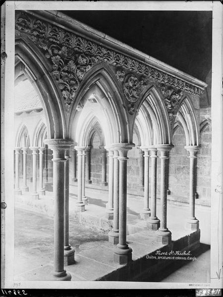 Arcatures et colonnes d'angle du cloître