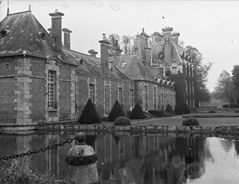 Façade sur parc vue des douves