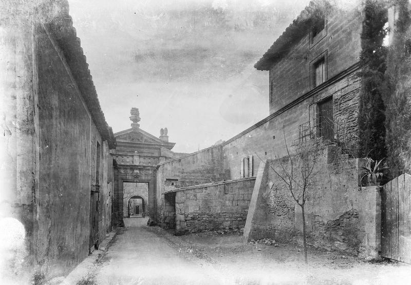 Allée des Mûriers et porte du cloître, vue intérieure