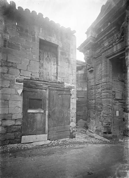 Porte d'entrée du cloître vue de l'allée des Mûriers