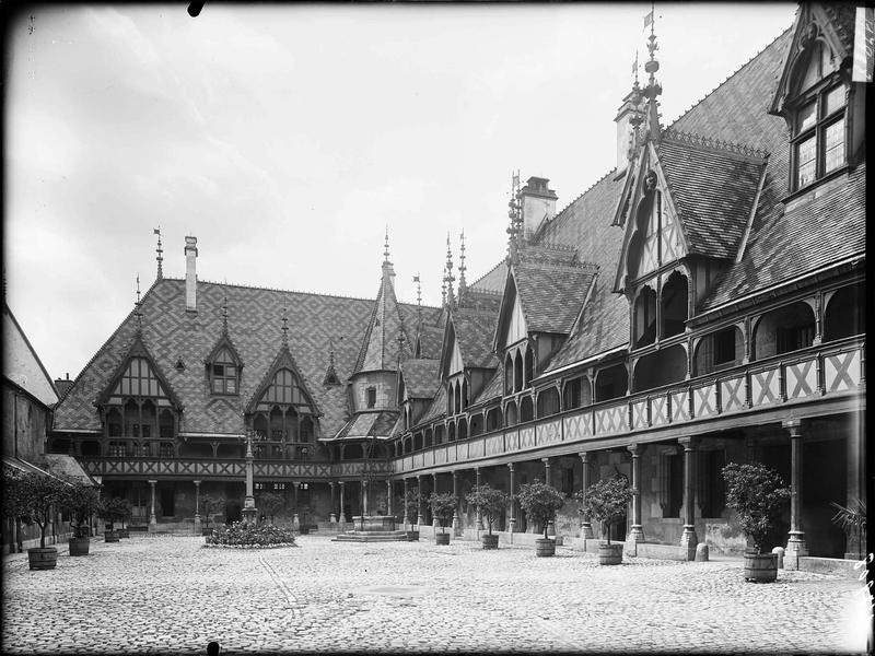 Cour et façade sud-est