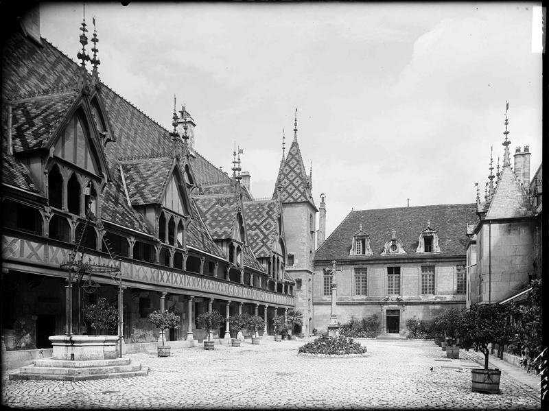 Cour et façade sud-ouest