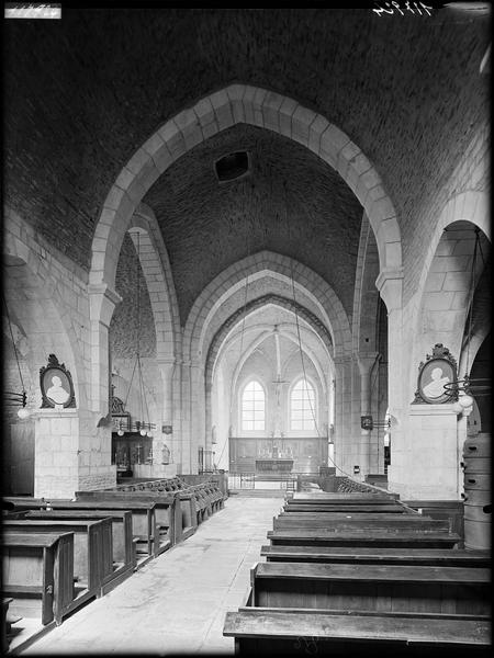 Intérieur de la nef et du choeur de l'église