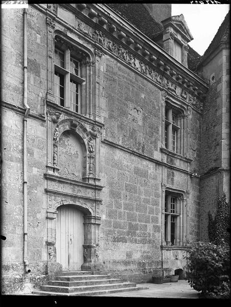 Façade sud, détail de la porte