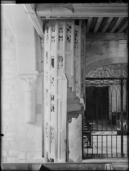 Cage d'escalier à vis en bois