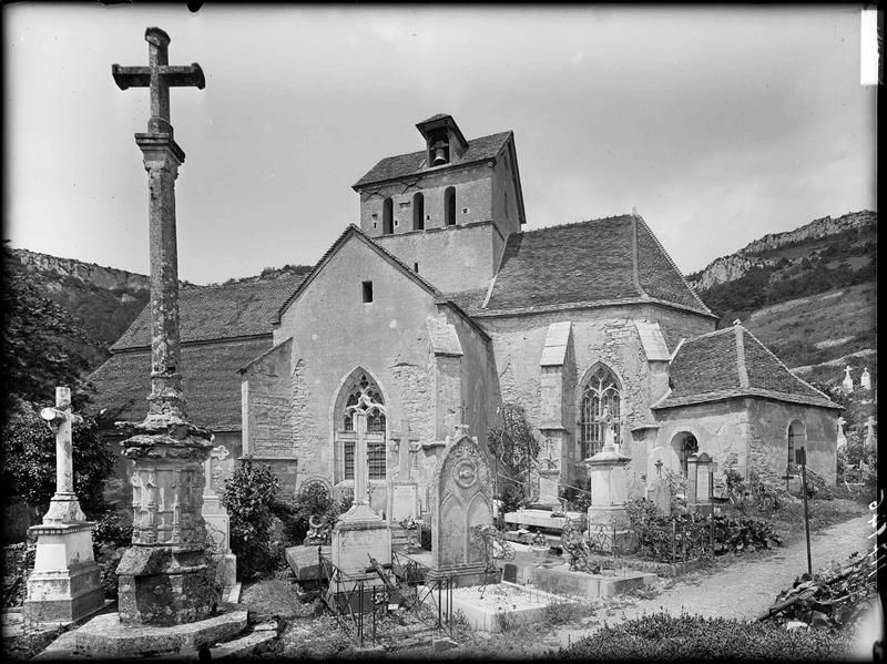 Extérieur côté sud et croix de cimetière