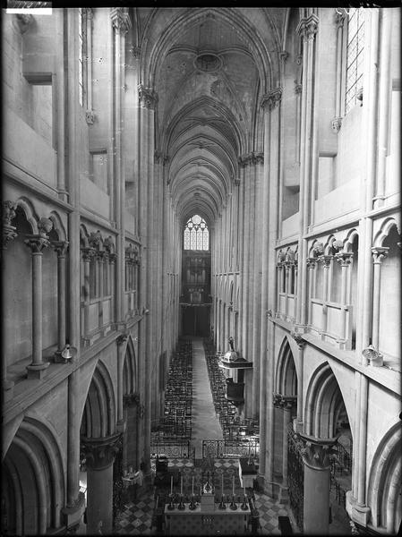 Intérieur de la nef, vue prise du premier étage au-dessus du choeur