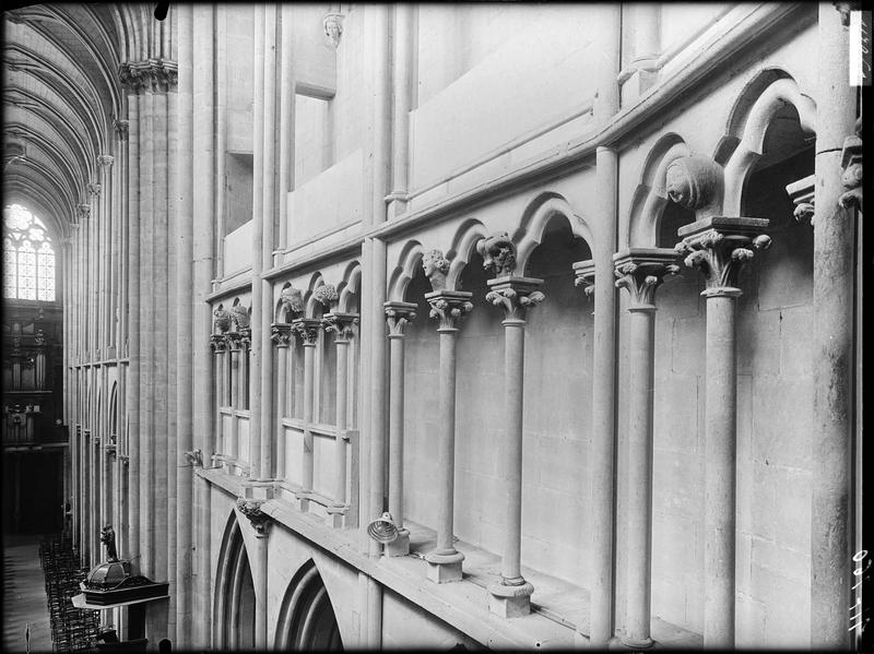 Intérieur du choeur, détail du triforium