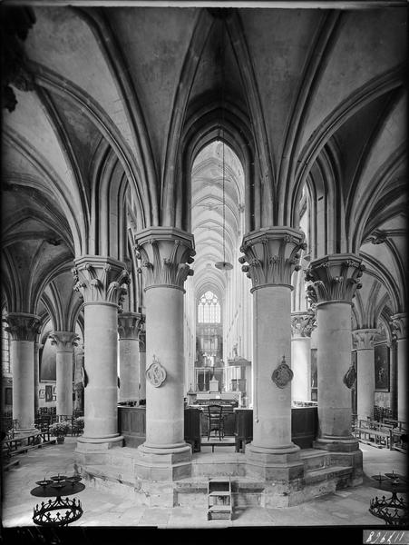 Intérieur, vue d'ensemble prise du déambulatoire