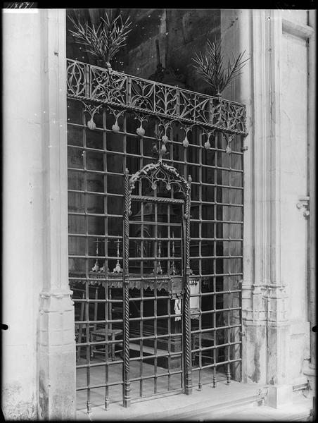 Intérieur, clôture de la chapelle nord