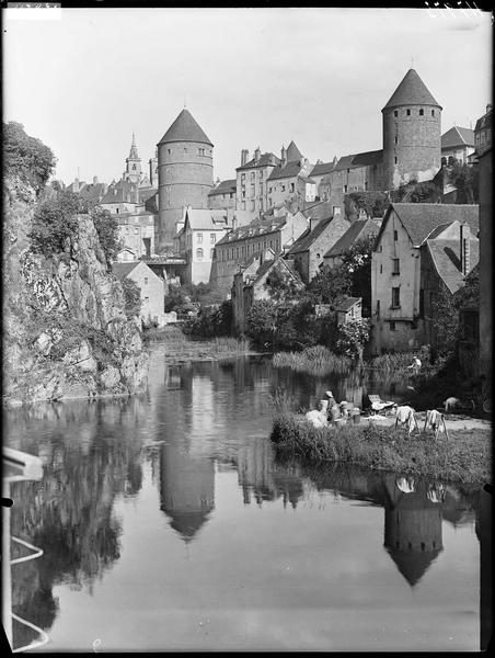 Vue du château et de l'Armançon