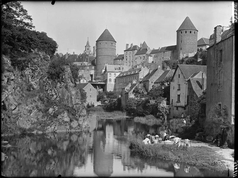 Vue du château et de l'Armançon