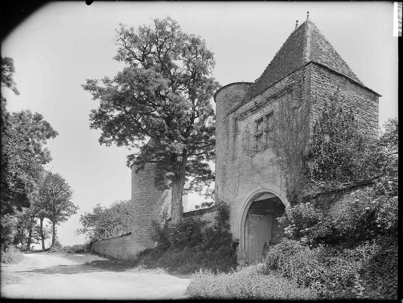 Porte et petite tour d'enceinte