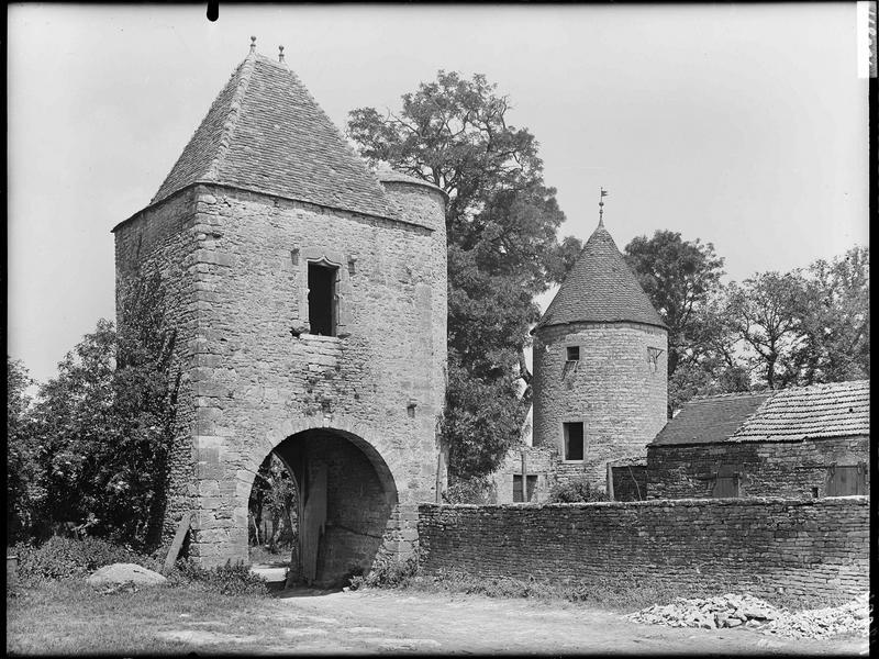 Porte et petite tour d'enceinte