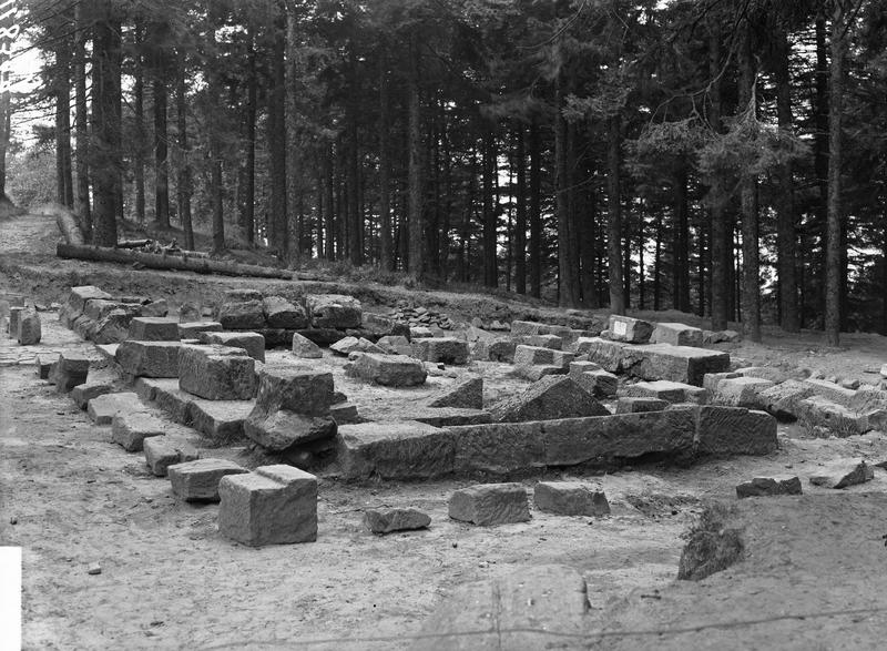 Fouilles au Donon, temple I