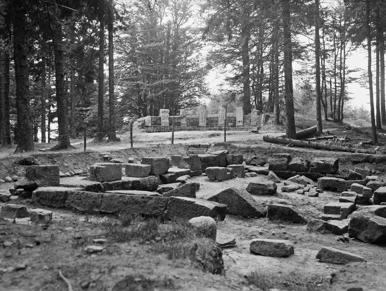 Fouilles au Donon, temple I