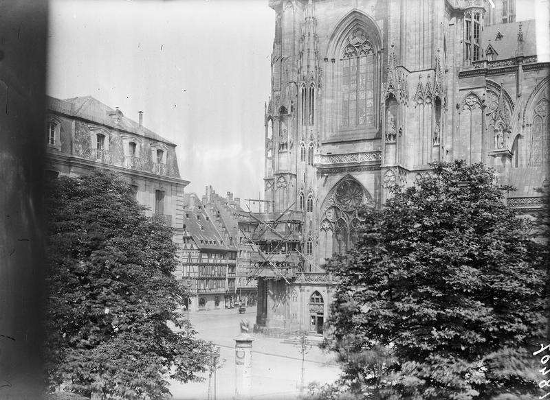 Vue de l'Oeuvre Notre-Dame sur la tour sud de la cathédrale, la  poste et la place du Dôme