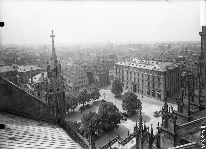 Vue de la tour du croisillon de la cathédrale sur  l'Oeuvre-Notre-Dame, la poste et la place du Château-de-Rohan