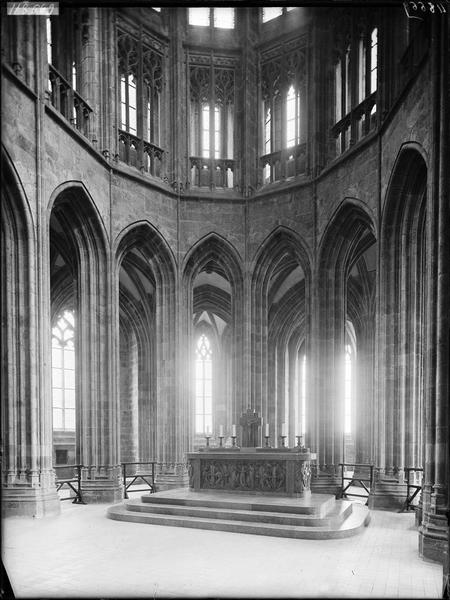 Choeur de l'église avec l'autel