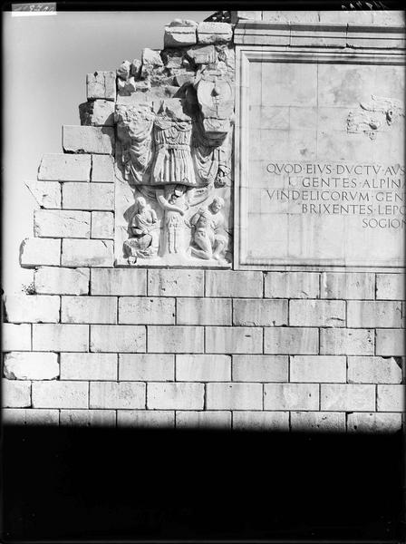 Détail du bas, relief gauche