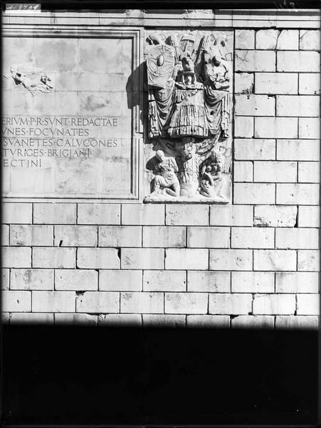 Détail du bas, relief droit