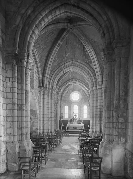 Intérieur de la nef vue de l'entrée