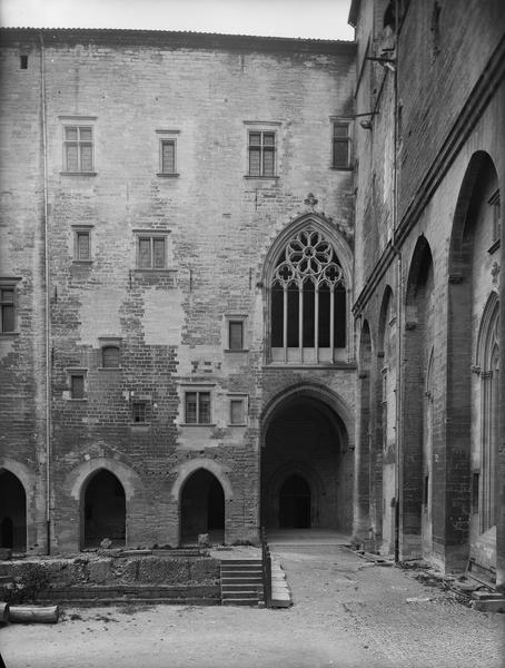 Cour intérieure, façade sur la fenêtre de la grande Indulgence