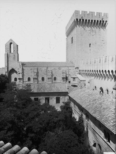 Cour du cloître, tour de la Campane et campanile dit de la Cloche  d'Argent