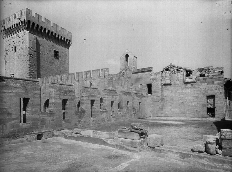 Terrasse avec la tour de la Campane et le campanile à la Cloche  d'Argent