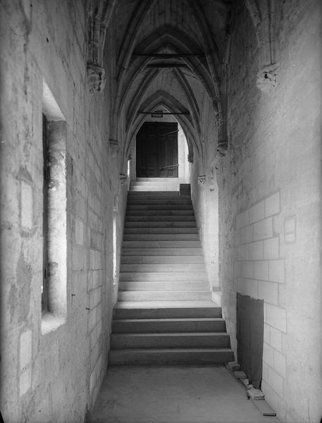 Aile des Grands Dignitaires, escalier dans la galerie du promenoir