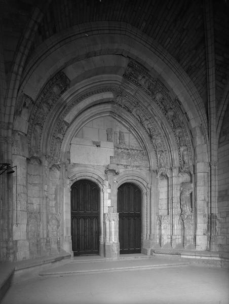 Porte d'entrée de la grande chapelle de Clément VI