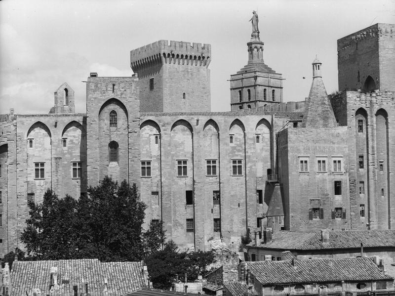 Façade sur la Grande Audience et la cuisine clémentine