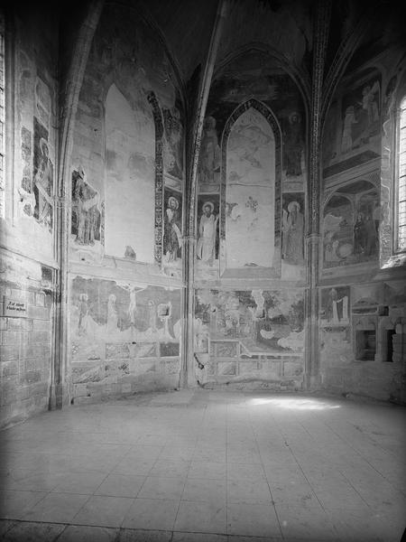 Peintures murales à l'intérieur de la chapelle