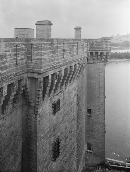 Machicoulis surplombant le Rhône