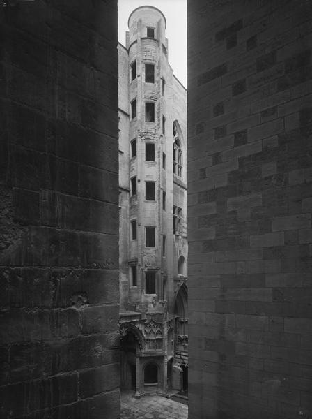 Cour intérieure et escalier