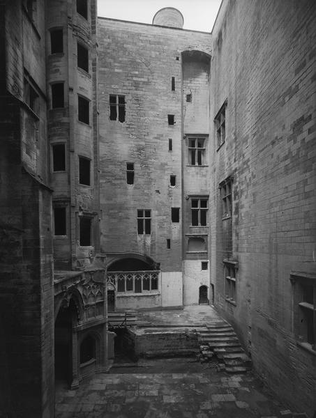 Cour intérieure et escalier