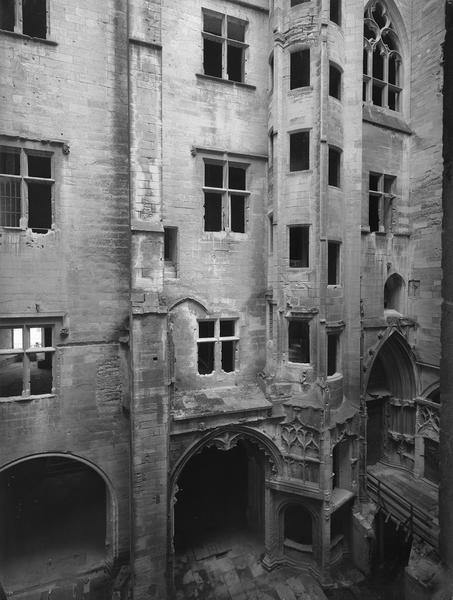 Cour intérieure et escalier