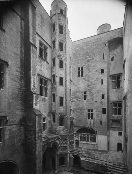 Cour intérieure et escalier