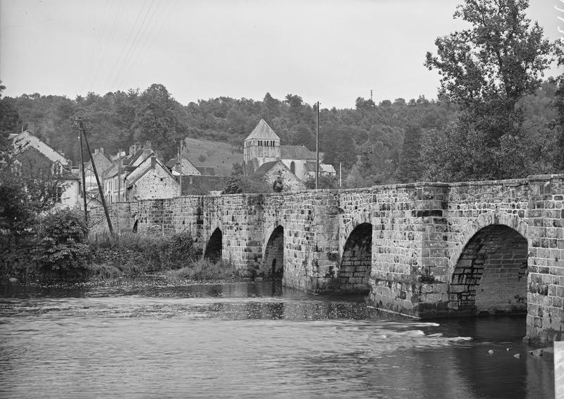 Pont ancien et église abbatiale