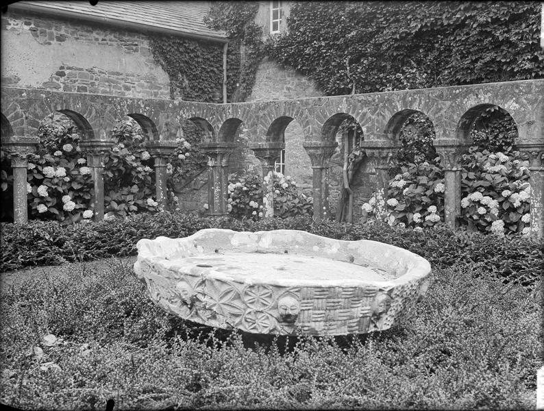 Cloître, cuve lustrale